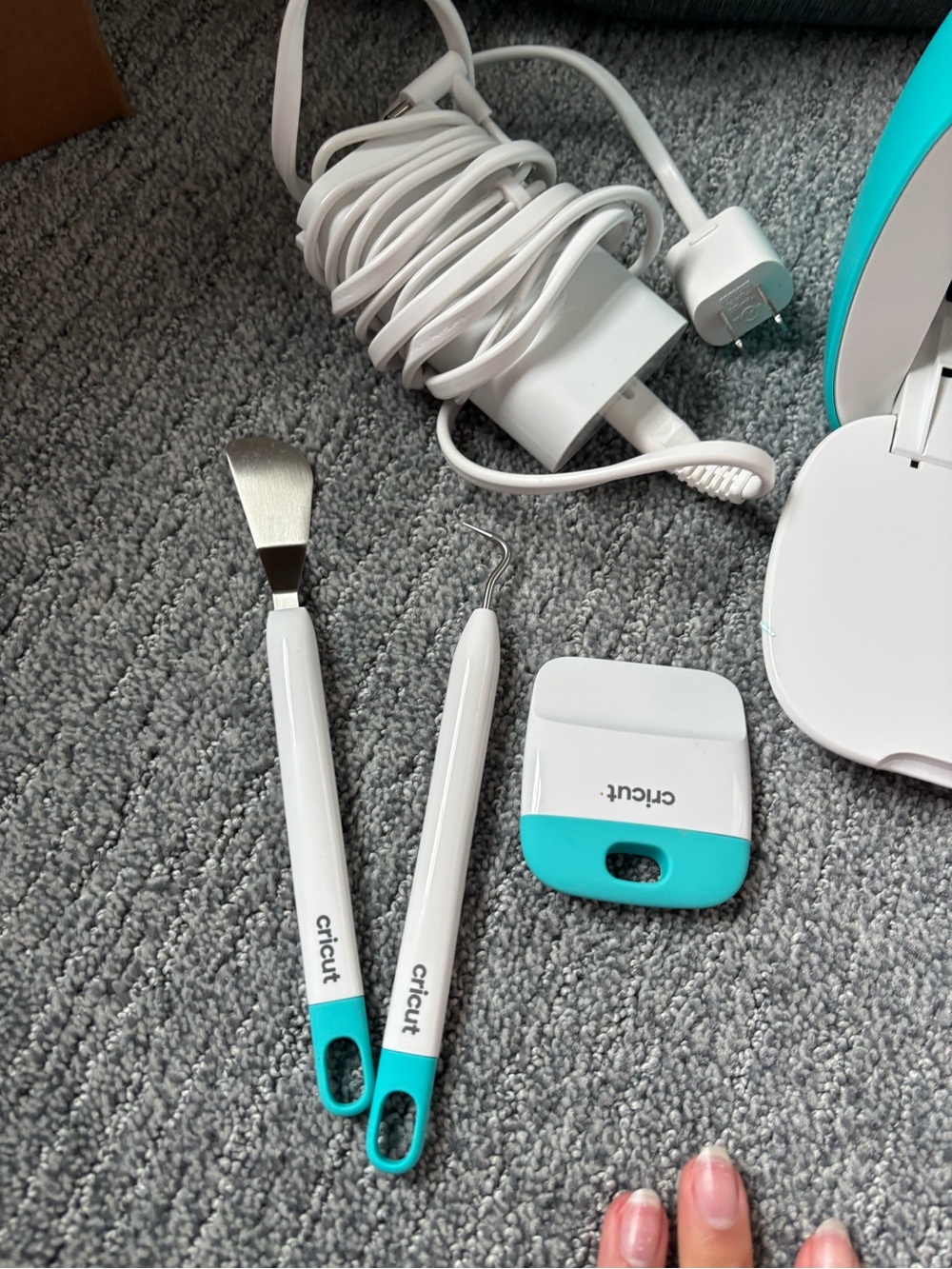 Cricut Joy Compact Cutting Machine in Teal with Matching Tools - Picture 3 of 15